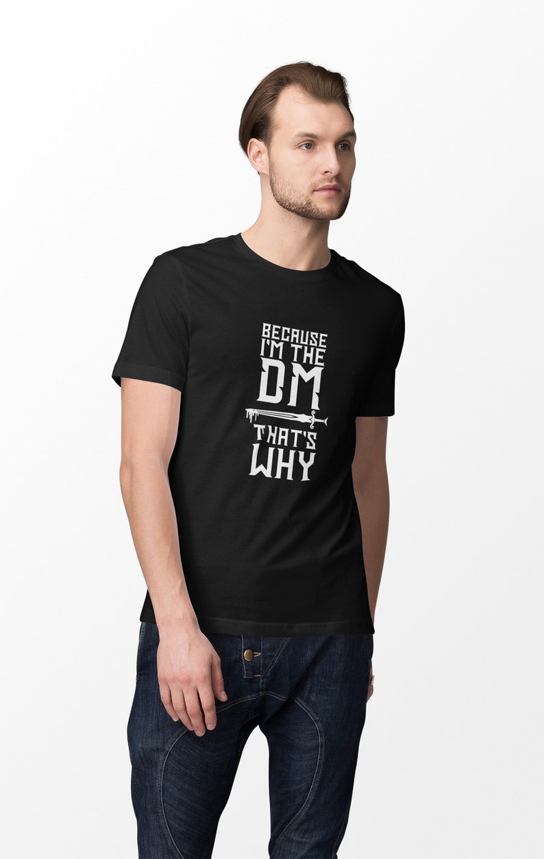 Puede incluir: Camiseta negra con texto blanco que dice "Because I'm the DM That's Why" con un gr&aacute;fico de espada.