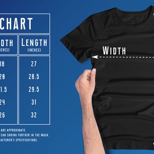 Pu&ograve; includere: Tabella delle taglie per una t-shirt con misure in pollici. La tabella mostra la larghezza e la lunghezza della t-shirt in pollici per le taglie S, M, L, XL e XXL. Le misure sono approssimative e le t-shirt sono pre-restringite, ma possono restringersi ulteriormente in lavatrice. Lavare sempre secondo le specifiche del produttore.