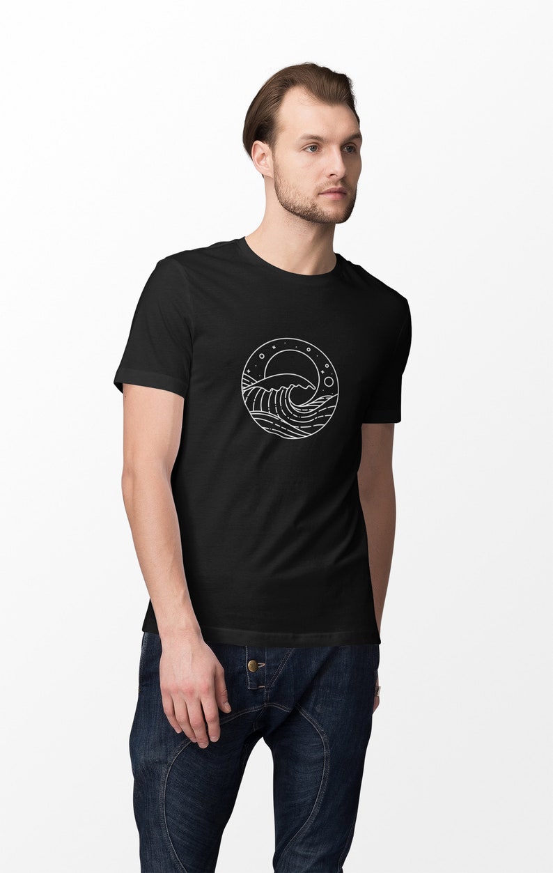 K&ouml;nnte beinhalten: Ein schwarzes T-Shirt mit einem wei&szlig;en Grafikdruck einer Welle, eines Mondes und Sternen in einem Kreis.