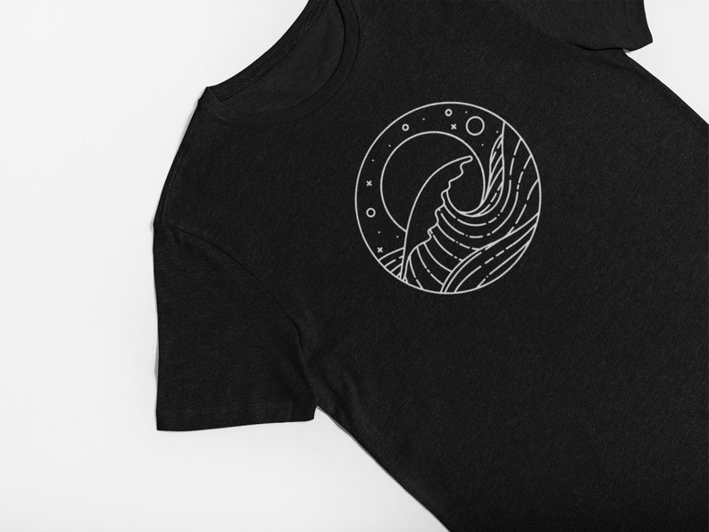 K&ouml;nnte beinhalten: Schwarzes T-Shirt mit einem wei&szlig;en Grafikdruck einer Welle und eines Mondes in einem Kreis.
