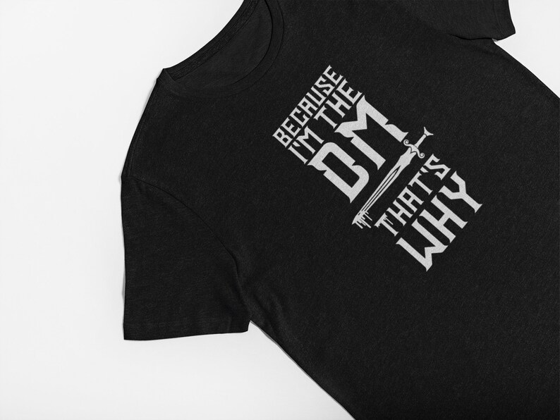 Puede incluir: Camiseta negra con texto blanco que dice "Because I'm the DM That's Why" con un gr&aacute;fico de espada.