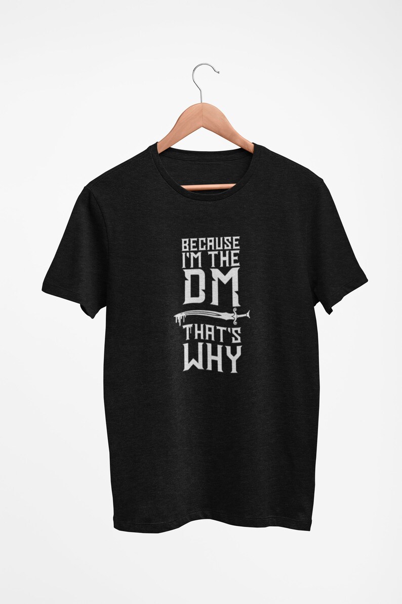 Puede incluir: Camiseta negra con texto blanco que dice "Because I'm the DM That's Why" con un gr&aacute;fico de espada.