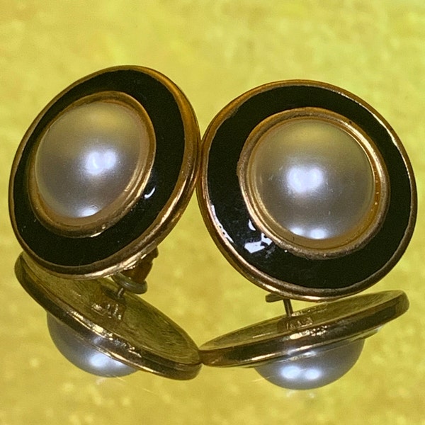 Vintage 80s classic round large center pearl surrounded with gold and black enamel details with post back earrings