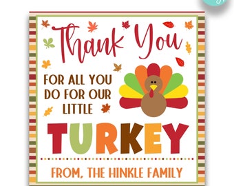 Könnte beinhalten: Ein druckbares Thanksgiving-Schild mit einem Cartoon-Truthahn und dem Text "Vielen Dank für alles, was du für unseren kleinen Truthahn tust, von der Familie Hinkle". Das Schild hat einen bunten gestreiften Rand mit Herbstblättern.
