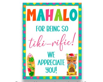 Pode incluir: Um sinal imprimível colorido com o texto "Mahalo for being so tiki-rific! We appreciate you!" O sinal apresenta uma prancha de surf e um ídolo tiki.