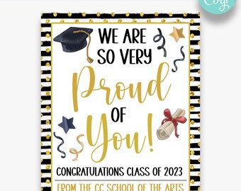 Puede incluir: Un fondo a rayas blanco y negro con puntos de purpurina dorada. Un cartel blanco con el texto "We are so very proud of you! Congratulations Class of 2023 From the CC School of the Arts". El cartel está decorado con un gorro de graduación, una estrella, un rollo y confeti.