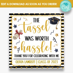 Può includere: Uno sfondo a strisce bianche e nere con accenti di glitter dorati. Il testo "THE tassel WAS WORTH the hassle!" è scritto in lettere dorate. Il testo "THANK YOU FOR CELEBRATING WITH ME" è scritto in lettere nere. Il testo "OLIVIA LAMBERT | CLASS OF 2023" è scritto in lettere nere.