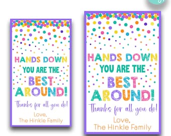 Könnte beinhalten: Zwei druckbare Geschenkanhänger mit einem bunten Konfetti-Hintergrund. Der Text auf den Anhängern lautet "Hands Down You Are The Best Around!" mit den Worten "Thanks for all you do!" und "Love, The Hinkle Family" darunter. Die Anhänger sind in zwei Größen erhältlich: 2 Zoll mal 3,5 Zoll und 2,5 Zoll mal 4 Zoll.