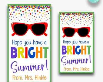 Puede incluir: Dos etiquetas de regalo imprimibles con un fondo de confeti colorido y gafas de sol. El texto dice "¡Espero que tengas un verano brillante!" y "De parte de la Sra. Hinkle". Las etiquetas están disponibles en dos tamaños: 2" x 3,5" y 2,5" x 4,5".
