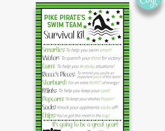 Könnte beinhalten: Ein grünes und schwarzes druckbares "Pike Pirate's Swim Team Survival Kit" mit einer Schwimmergrafik. Das Kit enthält eine Liste von Artikeln wie Smarties, Wasser, Kaugummi und Socken mit ermutigenden Botschaften. Der Text "Edit & Download as soon as you order!" steht oben.