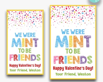 Könnte beinhalten: Zwei Valentinstagskarten mit gelbem Rand. Die Karten lauten "We Were Mint To Be Friends" in bunten Buchstaben. Die Karten sagen auch "Happy Valentine's Day! Your Friend, Weston". Die Karten sind 5,08 cm x 8,89 cm und 6,35 cm x 10,16 cm groß.
