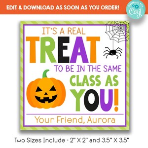 Puede incluir: Una etiqueta de golosina de Halloween imprimible con un esquema de color verde, naranja, morado y negro. Presenta una calabaza con una cara de jack-o'-lantern, una araña y el texto "¡Es un verdadero placer estar en la misma clase que tú!" y "Tu amigo, Aurora".