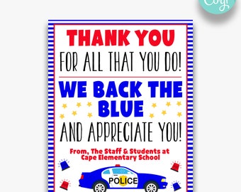 Puede incluir: Un cartel de agradecimiento imprimible con un borde a rayas azul y rojo. El cartel dice "¡Gracias por todo lo que haces! ¡Apoyamos a la policía y te apreciamos!" con un coche de policía de dibujos animados y el texto "De parte del personal y los estudiantes de la escuela primaria de Cape".