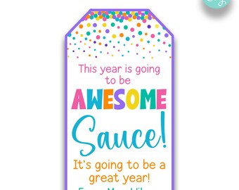 Op de afbeelding: Een paarse tag met een confetti-achtergrond en de tekst "This year is going to be AWESOME Sauce! It's going to be a great year! From, Mrs. Wilson"