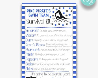 Könnte beinhalten: Ein bedruckbares Schild mit blau-weißen Streifen mit dem Text "Pike Pirate's Swim Team Survival Kit" und einer Liste von Gegenständen mit Beschreibungen. Das Schild zeigt einen Cartoon-Schwimmer und Sterne.