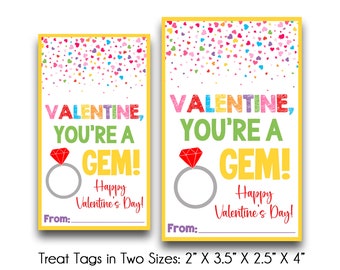 Könnte beinhalten: Zwei druckbare Valentinstags-Süßigkeiten-Etiketten mit einem bunten Ring mit einem roten Edelstein und dem Text "Valentine, You're a Gem! Happy Valentine's Day!" Die Etiketten sind in zwei Größen erhältlich: 2" x 3.5" und 2.5" x 4".