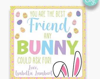 Puede incluir: Una etiqueta de regalo cuadrada con temática de Pascua con un fondo blanco y un borde colorido. El texto dice "YOU ARE THE BEST FRIEND ANY BUNNY COULD ASK FOR!" con un gráfico de orejas de conejo. La etiqueta incluye el nombre "Isabella Lambert".