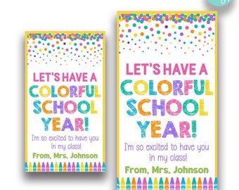 Op de afbeelding: Twee printbare welkomstborden voor de klas met een kleurrijke confetti-achtergrond en de tekst "Let's have a colorful school year!"  De borden bevatten ook de tekst "I'm so excited to have you in my class!" en "From, Mrs. Johnson".  De borden zijn verkrijgbaar in twee formaten: 2 inch bij 3,5 inch en 2,5 inch bij 4,5 inch.