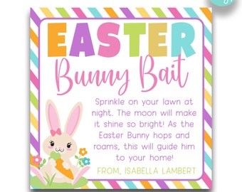 Könnte beinhalten: Druckbarer Oster-Hasenköder-Schilder mit einem rosa Hasen, der eine Karotte hält. Das Schild hat einen regenbogenfarbenen gestreiften Hintergrund und den Text "EASTER Bunny Bait" in bunten Buchstaben. Der Text lautet: "Sprinkle on your lawn at night. The moon will make it shine so bright! As the Easter Bunny hops and roams, this will guide him to your home! FROM, ISABELLA LAMBERT". Zwei Größen sind verfügbar: 2" x 2" und 3.5" x 3.5".