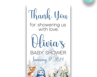 Könnte beinhalten: Vielen Dank, dass ihr uns mit Liebe überschüttet habt. Olivia's Baby Shower am 17. Januar 2024. Eine blaue und weiße Baby Shower Dankeskarte mit Winterthema, auf der ein Pinguin, ein Reh, ein Eisbär und ein Teddybär zu sehen sind.
