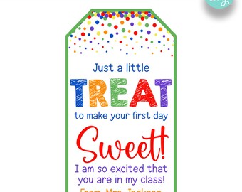 Könnte beinhalten: Ein grünes Etikett mit einem bunten Konfetti-Hintergrund. Der Text lautet "Just a little TREAT to make your first day Sweet! I am so excited that you are in my class! From, Mrs. Jackson"
