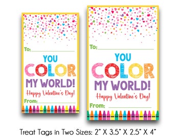 Op de afbeelding: Twee printbare Valentijnsdag-traktatie-etiketten met een kleurrijk krijtontwerp en de tekst "You Color My World! Happy Valentine's Day!" De etiketten zijn verkrijgbaar in twee maten: 2 inch bij 3,5 inch en 2,5 inch bij 4 inch.