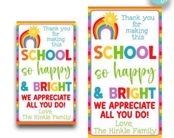 Könnte beinhalten: Zwei druckbare Dankeskarten für Lehrer. Die Karten zeigen einen Regenbogen, eine Sonne und den Text "Vielen Dank, dass Sie diese Schule so glücklich und hell machen. Wir schätzen alles, was Sie tun! Liebe, Die Familie Hinkle". Die Karten sind in zwei Größen erhältlich: 2" x 3.5" und 2.5" x 4.5".