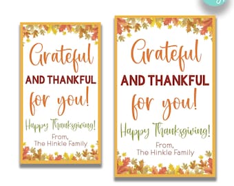 Könnte beinhalten: Zwei druckbare Thanksgiving-Geschenk-Etiketten mit einem Herbstlaub-Rand. Die Etiketten sagen "Grateful and Thankful for you!" mit Platz für einen Namen und den Text "Happy Thanksgiving!" Die Etiketten sind in zwei Größen erhältlich: 5,1 cm x 8,9 cm und 6,4 cm x 10,2 cm.