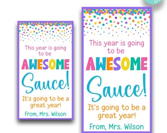 Op de afbeelding: Twee printbare cadeaulabels met een confetti-achtergrond en de tekst "This year is going to be AWESOME Sauce! It's going to be a great year! From, Mrs. Wilson". De labels zijn verkrijgbaar in twee formaten: 2 inch bij 3,5 inch en 2,5 inch bij 4,5 inch.