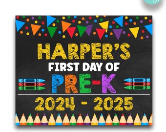 Może przedstawiać: Tablica z czarnej tablicy z kolorowymi ozdobami, ogłaszająca "Harper's First Day of Pre-K 2024-2025". Tablica jest ozdobiona kolorowymi ołówkami, kredkami i chorągiewkami.
