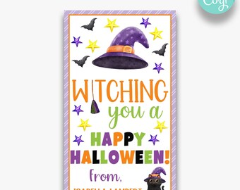 Op de afbeelding: Een printbare Halloween-kaart met een heksenhoed, sterren, vleermuizen en een zwarte kat. De tekst luidt "Witching you a Happy Halloween! From, Isabella Lambert".