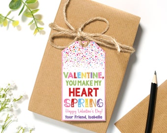 Op de afbeelding: Een roze Valentijnsdag-cadeauetiket met kleurrijk confetti en de tekst "VALENTINE, YOU MAKE MY HEART SPRING Happy Valentine's Day! Your Friend, Isabella"
