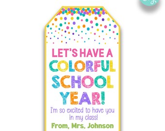 Op de afbeelding: Een kleurrijk printbaar label met confetti en kleurpotloden. De tekst luidt "Let's have a colorful school year! I'm so excited to have you in my class! From, Mrs. Johnson"