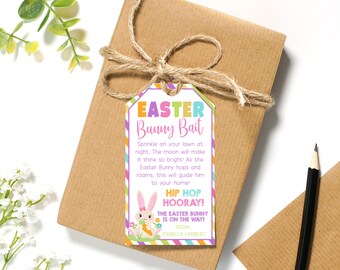 Könnte beinhalten: Ein farbenfroher Osterhasen-Köderanhänger mit gestreiftem Hintergrund und einem Cartoon-Hasen, der eine Karotte hält. Der Anhänger lautet "Easter Bunny Bait" und "Hip Hop Hooray! The Easter Bunny is on the way!" mit dem Namen "Isabella Lambert" unten.