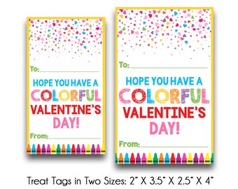 Op de afbeelding: Twee printbare Valentijnsdag-traktatie-etiketten met een kleurrijk ontwerp van kleurpotloden en harten. De etiketten zeggen "Ik hoop dat je een kleurrijke Valentijnsdag hebt!" en hebben ruimte om "Aan:" en "Van:" te schrijven.
