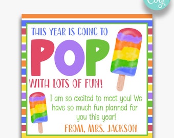 Puede incluir: Un cartel imprimible colorido con un gráfico de paleta de hielo arcoíris y el texto "Este año va a POP con mucha diversión! ¡Estoy tan emocionada de conocerte! ¡Tenemos mucha diversión planeada para ti este año! De parte de la Sra. Jackson."