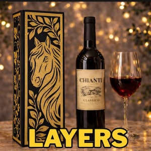 Puede incluir: Una botella de vino Chianti Classico y una copa de vino tinto. A la izquierda hay una caja decorativa negra y dorada con un diseño de cabeza de caballo. La palabra "LAYERS" está en la parte inferior.