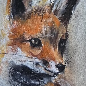 Pode incluir: Close-up da face de uma raposa, renderizada em estilo pict&oacute;rico. A raposa tem pelo laranja, castanho, preto e branco. O fundo &eacute; cinza suave. Os olhos da raposa s&atilde;o escuros e focados, e seus bigodes s&atilde;o vis&iacute;veis.