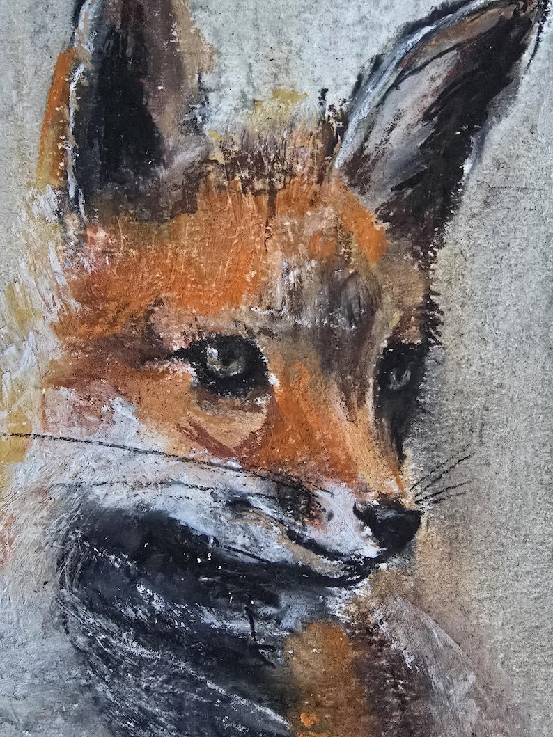 Pode incluir: Close-up da face de uma raposa, renderizada em estilo pict&oacute;rico. A raposa tem pelo laranja, castanho, preto e branco. O fundo &eacute; cinza suave. Os olhos da raposa s&atilde;o escuros e focados, e seus bigodes s&atilde;o vis&iacute;veis.