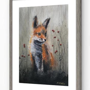 Pode incluir: Uma obra de arte emoldurada com uma pintura em aquarela de uma raposa. A raposa tem pelo laranja e branco, com um olhar focado. O fundo &eacute; cinza suave com toques de bagas vermelhas e folhagem escura. A moldura &eacute; cinza claro.