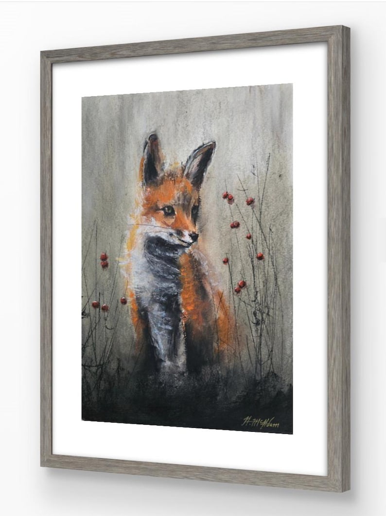 Pode incluir: Uma obra de arte emoldurada com uma pintura em aquarela de uma raposa. A raposa tem pelo laranja e branco, com um olhar focado. O fundo &eacute; cinza suave com toques de bagas vermelhas e folhagem escura. A moldura &eacute; cinza claro.