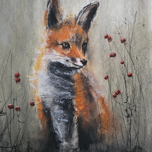 Pode incluir: Desenho a pastel de uma raposa com pelo laranja e branco, sobre um fundo cinza suave. A raposa &eacute; rodeada por caules finos e escuros com pequenas bagas vermelhas. A obra est&aacute; assinada no canto inferior direito.