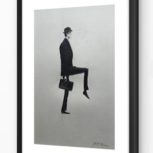 Könnte beinhalten: Eine weiße Keramik-Tasse mit schwarzem Henkel und dem Text "But First, Coffee" in fetter, schwarzer Schrift. Die Tasse steht vor einem neutralen Hintergrund, der ihr schlichtes Design hervorhebt.