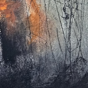 Pode incluir: Pintura abstrata em aquarela com uma paleta de cores escuras e melanc&oacute;licas. A obra apresenta uma mistura de tons pretos, cinzas e laranja, com finas linhas verticais que sugerem uma floresta ou uma paisagem. A assinatura do artista &eacute; vis&iacute;vel no canto inferior direito.
