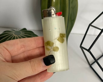 Green Resin Lighter Sleeve // Floral lighter cover, BIC lighter, Aesthetic lighter, Resin lighter cover, Lighter case