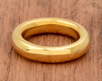 Könnte beinhalten: Ein einfacher Goldring mit glatter, polierter Oberfläche.