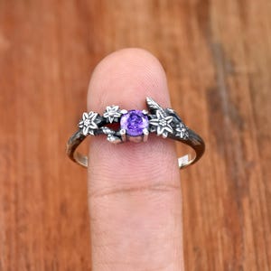 Elegancki pierścionek z ametystem, srebro próby 925, pierścionek z kwiatami i liśćmi, okrągły kamień szlifowany, pierścionek z motywem drzewa Brak, srebrny pierścionek z gałęziami drzewa, pierścionek z pojedynczym elementem
