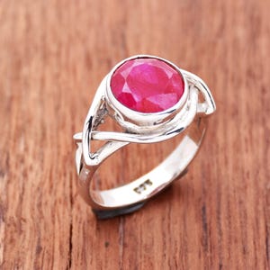 Anillo de rubí indio facetado hecho a mano: joyería bohemia de plata de ley 925