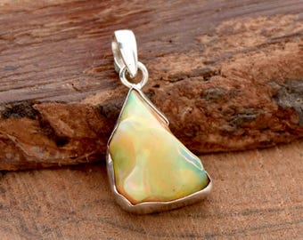 Ruwe Ethiopische opaalhanger: sterlingzilveren statement-sieraden