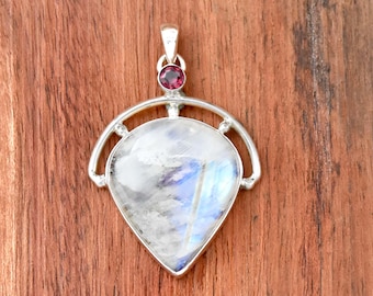 Teardrop Regenbogen Mondstein Anhänger: Sterling Silber Granat Akzent